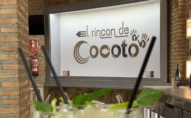 Barra de cócteles con mojitos